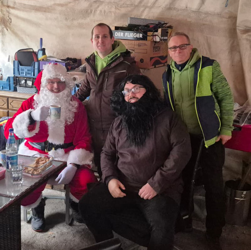 Der Nikolaus und Knecht Ruprecht auf ihrer Tour durch Eppertshausen � begleitet von vielen strahlenden Gesichtern entlang der Route.
Foto: CDU Eppertshausen