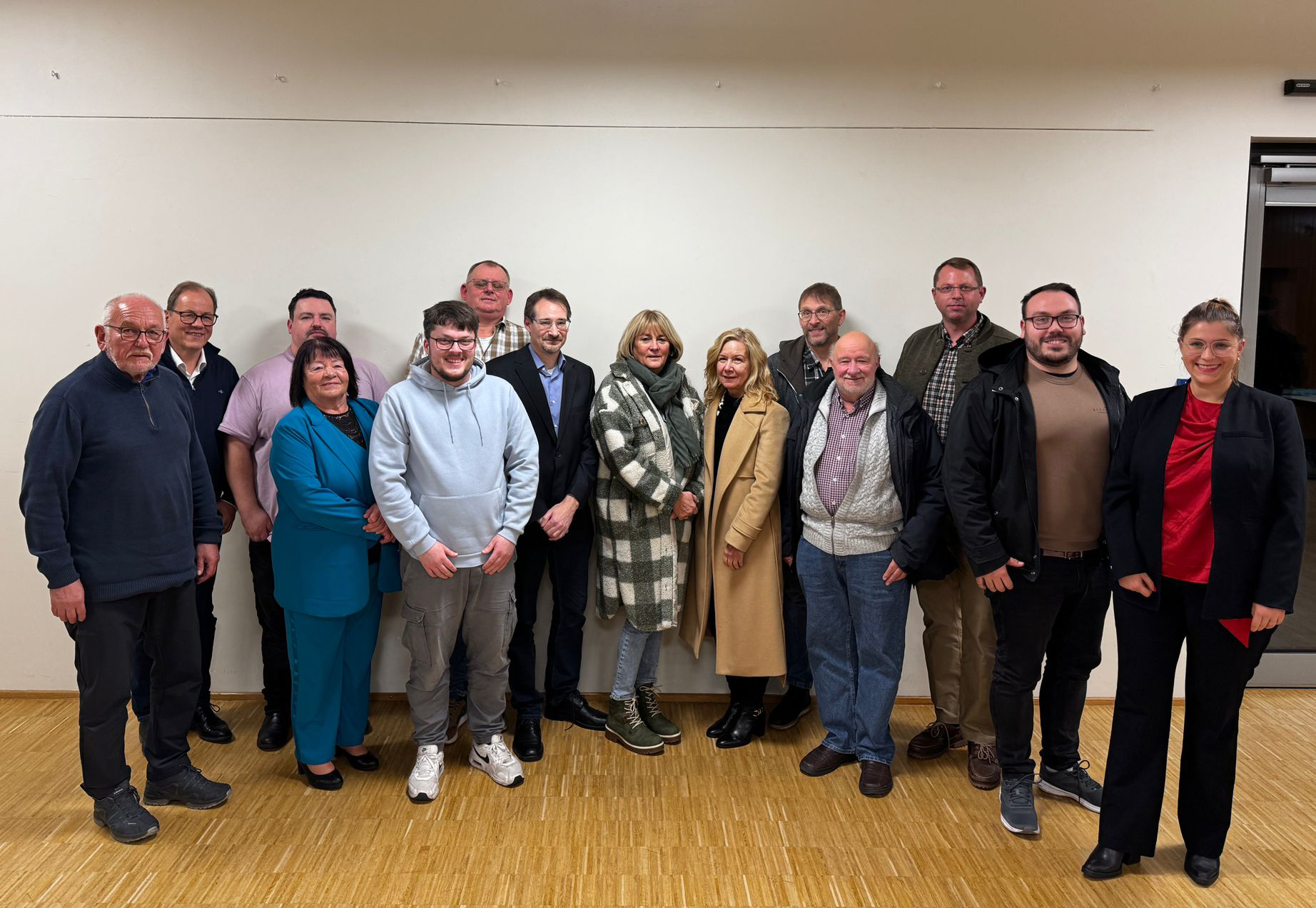 Vorsitzender Michael Cr��mann (7.v.li.) freut sich mit dem Vorstandsteam auf weitere gute Zusammenarbeit. Foto: Carsten Helfmann 