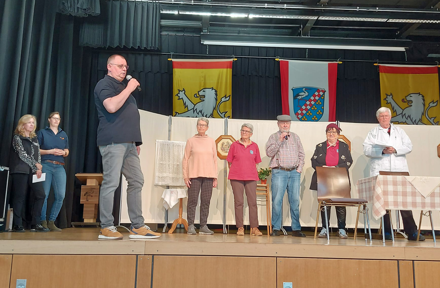 Heiko Geiter (vorn) bedankt sich im Namen der CDU bei der Theatergruppe 